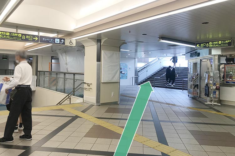 1. 8番出口の方へお進みください。