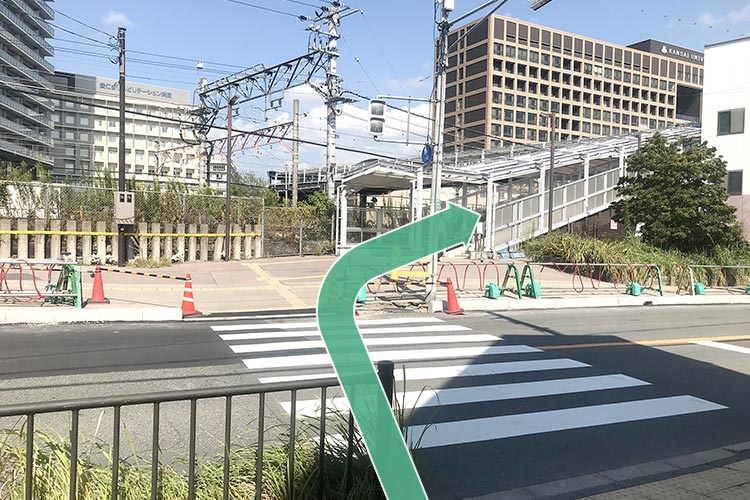 5. 横断歩道を渡り右にお進みください。