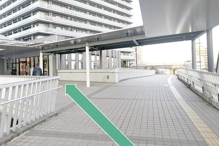 2. 直進すると左手にショップが並んだフロアがありますのでそちらにお進みください。