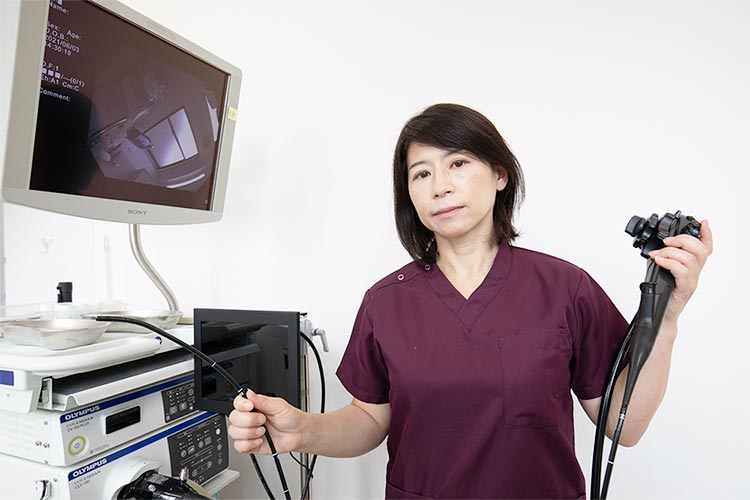 内視鏡を持つ院長の写真